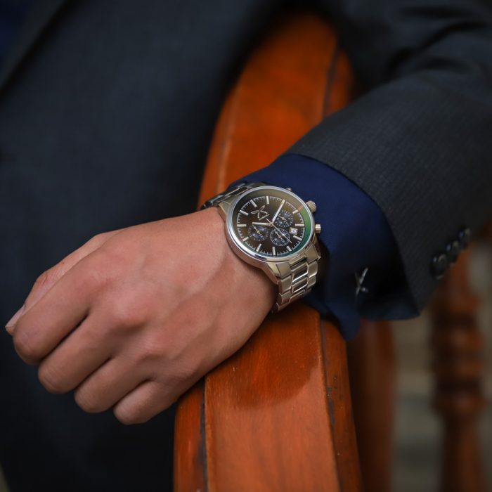 G200-Silver stainless steel wristwatch with black dial